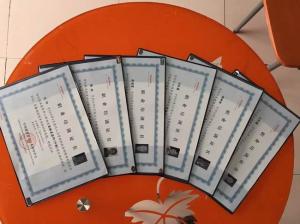 美容師學(xué)員畢業(yè)后頒發(fā)證書(shū)